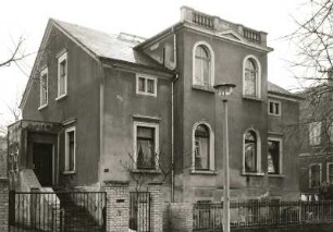 Dresden-Neustadt, Löbauer Straße 20. Wohnhaus (1851/1900). Straßenansicht mit Einfriedung