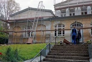 Am Bürgerpark 5: Logenhaus: Sanierung: Straßenfront, Ostseite, mit Gerüst, Leiter: davor Freitreppe, Männer