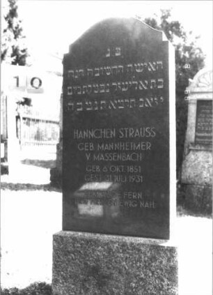 Grabstein 10 (Index: 100105137) Material: polierter Granit auf Granit Zustand: sehr gut Maße HxBxT: 136x49x14 cm Beschreibung: Stele auf Sockel, geschwungener, eingezogener Abschluß: Grabstein 10