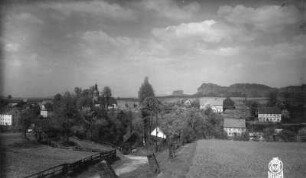 Reinhardtsdorf (Reinhardtsdorf-Schöna). Ortsteilansicht mit Dorfkirche. Blick vom Weg zum Wolfsberg nach Norden gegen die Schrammsteine