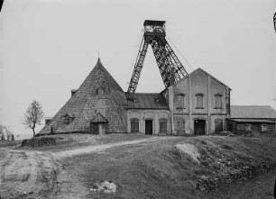 Zschorlau, Erzgebirgskreis, Türkschacht auf der Halde mit altem Göpel und neuem tonnenlägigen Schachtgerüst. Ansicht von Nordosten