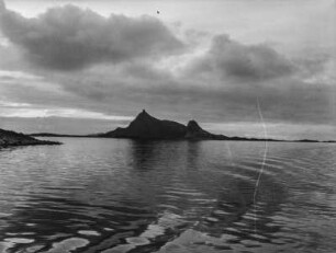 Seeinsel : Blick auf eine Insel in einem See in Schweden. Möglicherweise der Torneträsk