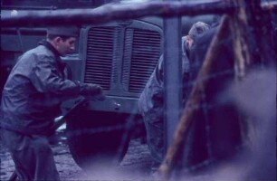 Bautrupp erweitert die Grenzanlagen nahe der Lindenstraße/Zimmerstraße