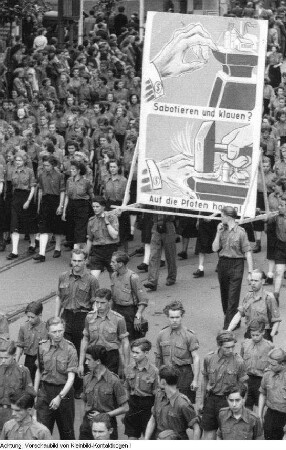 Leipzig. 4. Parlament der Freien Deutschen Jugend (FDJ). Aufmarsch, Massendemonstration in der Innenstadt, Pfingsten 1952