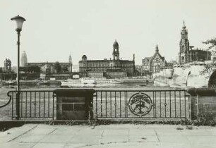Dresden, Blick vom Neustädter Elbufer, Anlagen oberhalb der Augustusbrücke, auf die Altstadt