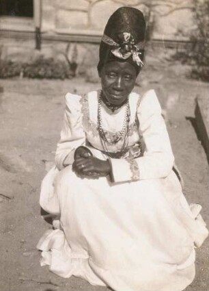 Afrika. Südwestafrika. Hererofrau mit traditioneller Kleidung und Kopfschmuck