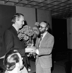 SPD: Kreisparteitag: Bad Oldesloe: Kreisberufsschule: Überreichung eines Blumenstraußes an den ehemaligen Kreisvorsitzenden Alfred Schulz durch seinen Nachfolger Manfred E. Poppe: vorn weiteres SPD-Mitglied