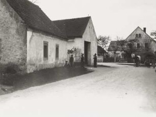 Dorfstraße mit Gehöften