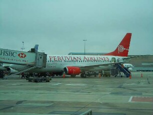 Flughafen Lima - Jet von Peruvian Airlines : Eine Maschine der Peruvian Airlines steht auf dem Vorfeld. Aufgenommen am 6. September 2011 in Lima
