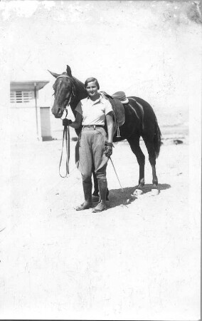Junge Frau mit Pferd