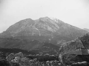 Berg : Blick auf einen Berg mit Sturznarbe und großen Felsblöcken im Vordergrund