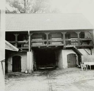 Proschim. Bauernhof, Dorfstraße 56 : Welzow-Proschim, Dorfstraße 56. Gehöft (1. Hälfte 19. Jahrhundert). Hofansicht Stall- und Wirtschaftsgebäude mit Oberlaube