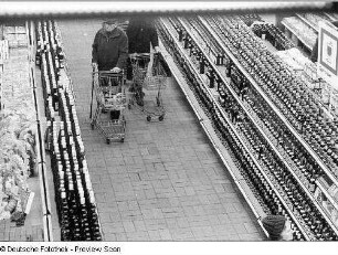 Dresden-Neustadt. Kaufhalle. Kunden mit Einkaufswagen