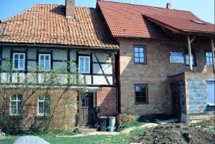 älteres Haus mit neuem Anbau (oder Umbau)