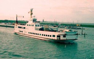 Norddeich: Hafeneinfahrt mit Fährschiff
