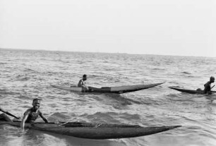 Reisefotos Senegal. Jugendliche mit Einbäumen auf dem Meer