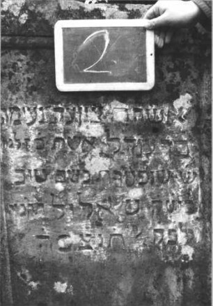 Grabstein 2 (Index: 100114612) Material: Sandstein Zustand: gut Maße HxBxT: 110x82x19 cm Beschreibung: rechteckige Stele, Schriftfeld eingetieft: Grabstein 2 (Detailaufnahme)