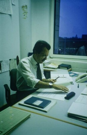 Dr.-Ing. Voigt am Schreibtisch (1996)