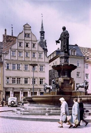 Freiberg. Brunnendenkmal mit dem Standbild des Stadtgründers, Otto dem Reichen, und südwestlicher Teil des Obermarktes mit Petrikirche im Hintergrund