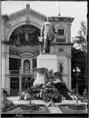 Karlsruhe Festhalle Eingang - Bismarckdenkmal