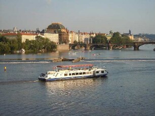 Prag - Ausflugsschiff auf der Moldau : Ein Ausflugsschiff fährt auf der Moldau. Aufgenommen am 27. Juli 2011 in Prag