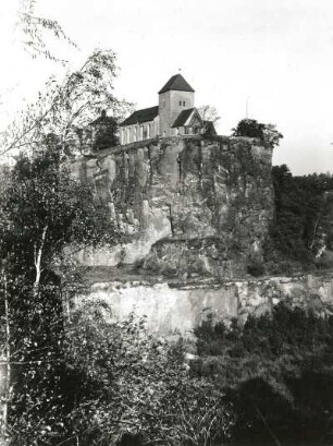 Brandis-Beucha. Blick über den Porphyrsteinbruch nach Südosten gegen die Dorfkirche