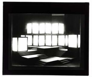 Bühnenbild: Bühne aus Treppen und Lichtwürfeln. Eventuell Foto eines Modells.