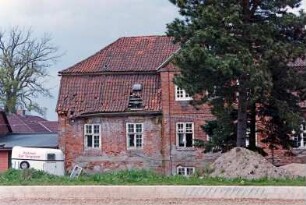 Gut Tangstedt: ehemaliges Kavalierhaus: in Verfall: Rückfront, Teilansicht: Mittelrisalit, Sprossenfenster, Schäden an Dach: links flacher Anbau: davor Pferdetransporter mit Aufschrift "Reitstall Gut Tangstedt": 5. Mai 1994