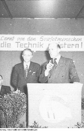 Zwickau, Pressefahrt, Schnelldreher im Werk "Krasny Exkavator", u.a., 1951