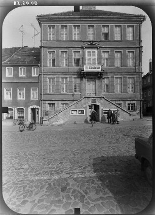 Bischofswerda, Altmarkt 1. Rathaus (1818; G. F. Thormeyer). Marktfront mit Plakat "Mit der Kraft des Volkes für das Wohl des Volkes"