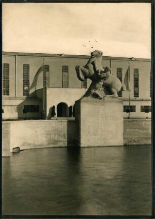 Ausstellung, Roß im Westen