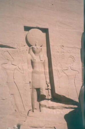 Abu Simbel. Großer Tempel Ramses II. (1260-1250 ante). Sonnengott Re-Harachte oberhalb des Tempeleingangs