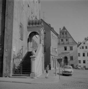 Oschatz. Rathaus, Freitreppe mit offener Laube und Gittertor gegen Alte Wache