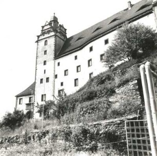 Colditz. Schloss (um 1462 u. 1506/24, 1578/91 erneuert: H. Irmisch, P. Kummerer d. Ä.). Seitenflügel mit Schlossturm vom Schlossgraben aus