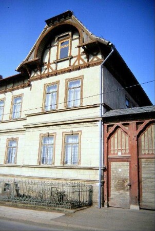 Wohnhaus mit Giebelverzierungen; überdachtes Hoftor