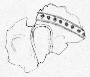 Fragment einer Rosette aus dünnem Blech. Die Rosette ist von einem Punktkreis eingerahmt