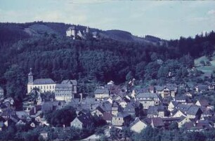 Leutenberg. Blick auf die Stadt mit Stadtkirche (1512) und Friedensburg