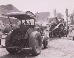 Calbitz, Druschplatz. Traktor, zum Antrieb Drehmaschine, Maschinenausleihstation (MAS) Calbitz