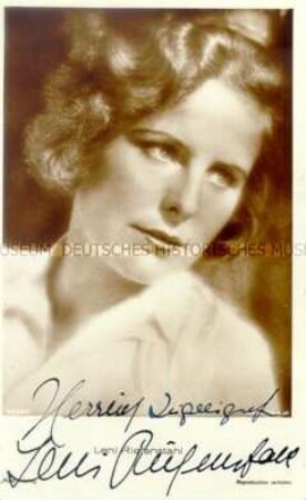 Signierte Autogrammpostkarte von Leni Riefenstahl