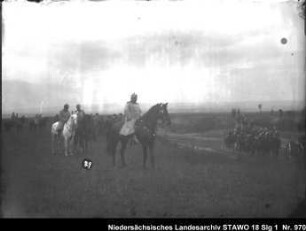 Besichtigung des Feld-Artillerie-Regiments Nr. 46 Enthält: Platte 29, berittene Offiziere und Zuschauer auf einer Anhöhe beobachten sich nähernde Soldaten auf mit Pferden bespannten Geschützlafetten
