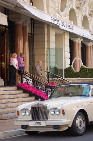 Vor dem Hotel de Paris, Gäste, Luxus-Auto