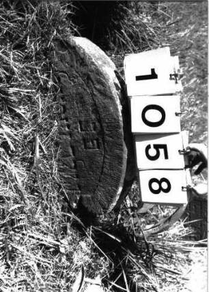 Grabstein 1058 (Index: 100098856) Maße HxBxT: 24x45x8 cm Besonderheit: Kindergrab: Grabstein 1058