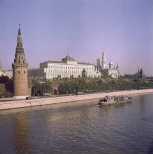 Moskau. Blick auf den Kreml von der Großen Steinernen Brücke über dem Moskwa-Fluss