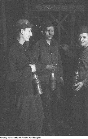 Oelsnitz/Erzgeb. VEB Steinkohlewerk Oelsnitz. Karl-Liebknecht-Schacht, Hochleistungsschicht, 22. April 1950 & Oelsnitz/Erzgeb. VEB Steinkohlewerk Oelsnitz. Jugendbrigade nach der Hochleistungschicht im Schacht "Karl Liebknecht", 1950