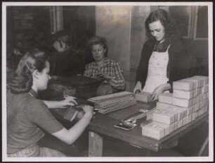 Frauen beim Verpacken von Bauteilen