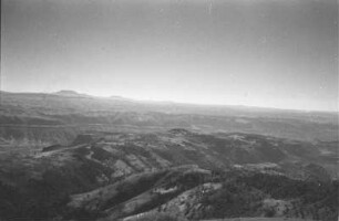 Ausblick vom Südgipfel : Panoramablick von einem Südgipfel (2800 m) des Gara-Muleta-Gebirges. Im Süden befinden sich Täler des Chercher-Gebirges.