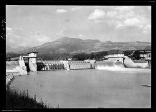 Österreich, Hallein. Neues Salzachwehr