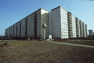 Berlin, Allee der Kosmonauten : Berlin-Marzahn. Neubaugebiet mit Wohnhochhäusern