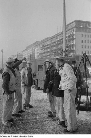 Gruppe von Arbeitern auf der Stalinallee (heutige Karl-Marx-Allee)