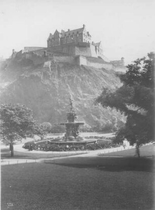 Edinburgh (Schottland). Castle Rock mit Edinburgh Castle. Blick über Princes Street Gardens mit Ross Fountain